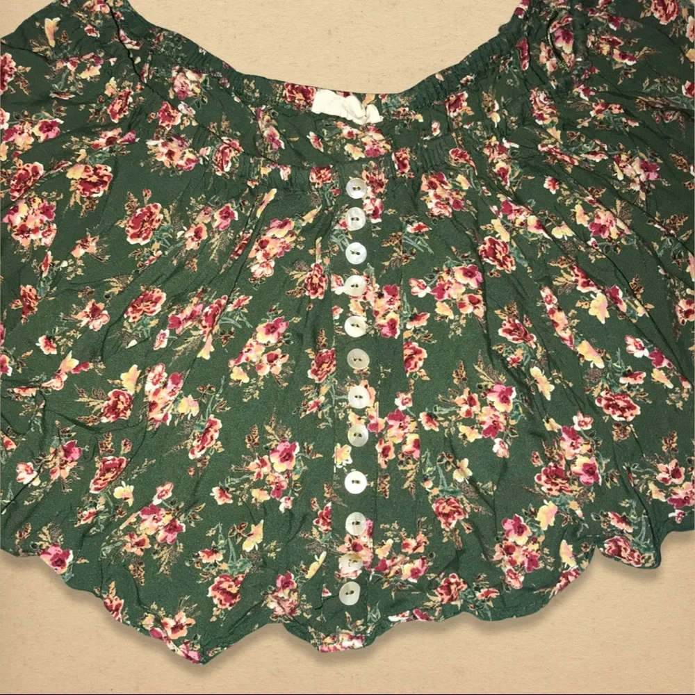 Floral ruffled crop top with buttons green gypsy love brand large / medium - Picture 2 of 3
